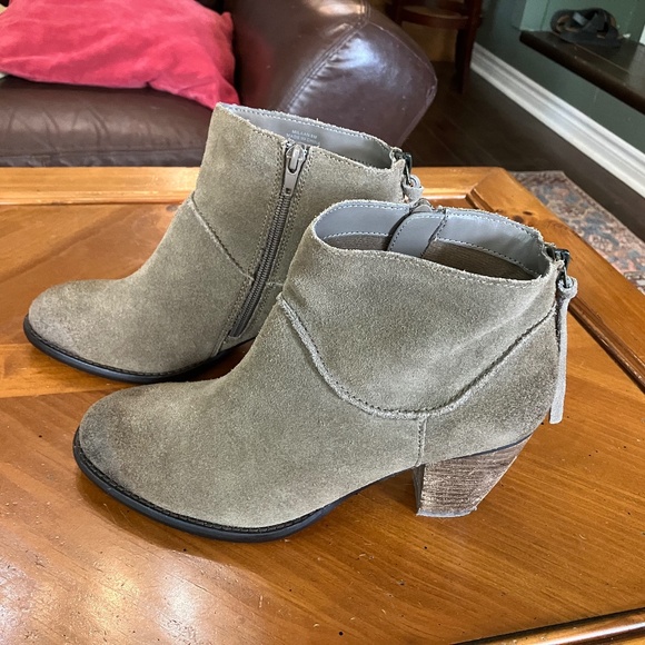 Steve Madden unworn Milaan Brown Seude Booties Sz 8 - Picture 1 of 12